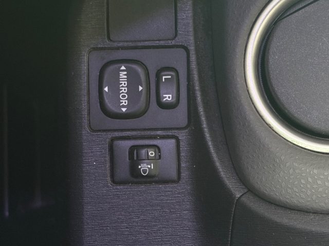 TOYOTA Yaris usata 18