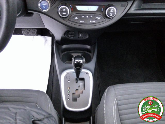 TOYOTA Yaris usata 17
