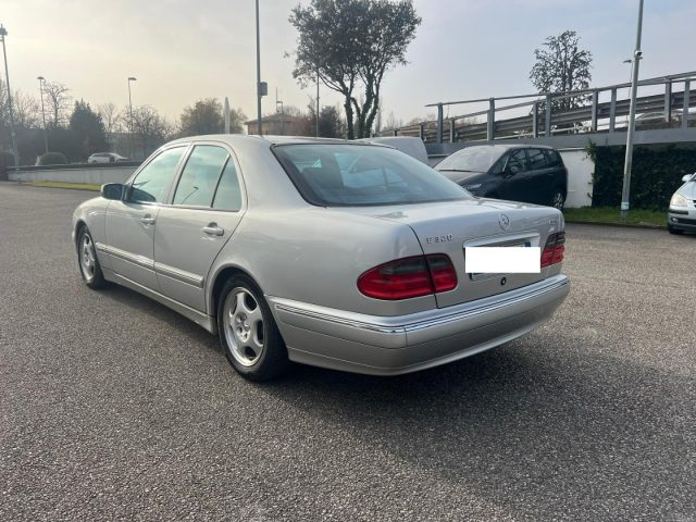 MERCEDES-BENZ E 320 usata, con Autoradio