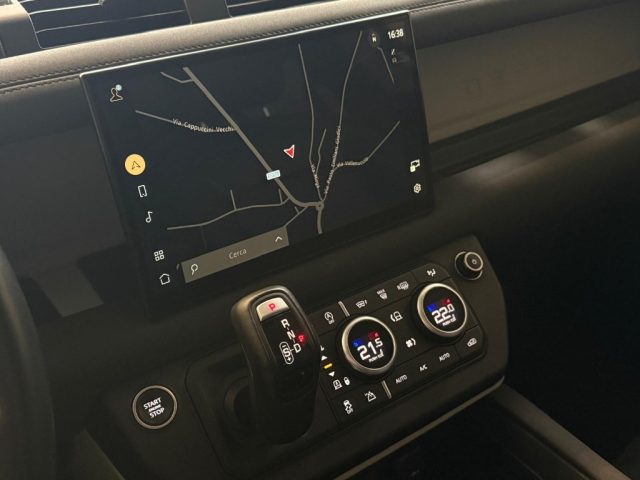 LAND ROVER Defender usata, con Autoradio digitale