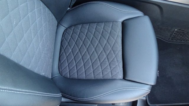 MERCEDES-BENZ GLB 200 usata, con Schermo multifunzione interamente digitale
