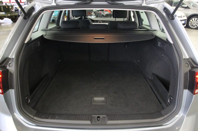 VOLKSWAGEN Passat Variant usata, con Sedile posteriore sdoppiato