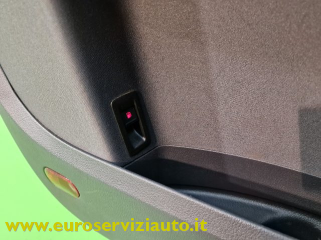 VOLKSWAGEN Touran usata 32