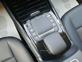 MERCEDES-BENZ GLA 180 usata, con Leve al volante