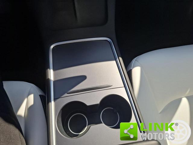TESLA Model 3 usata, con USB