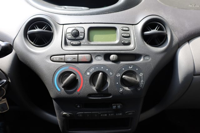 TOYOTA Yaris usata 25