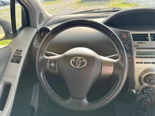 TOYOTA Yaris usata, con Luci diurne