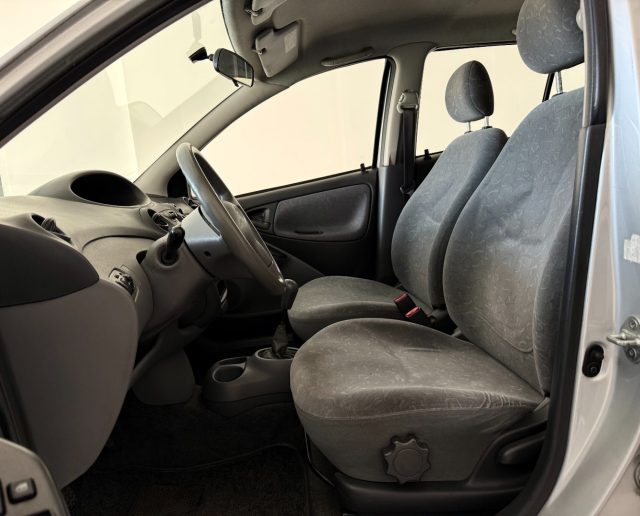 TOYOTA Yaris usata 8