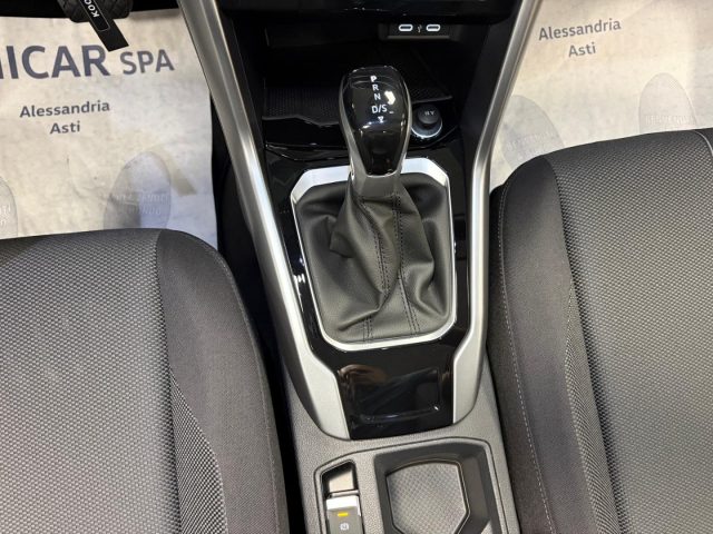 VOLKSWAGEN T-Roc usata, con Leve al volante