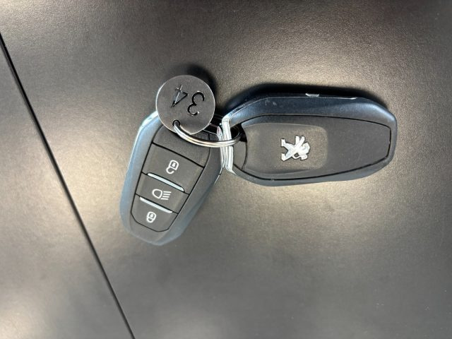 PEUGEOT 3008 usata, con Leve al volante