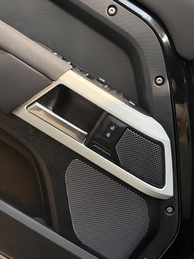 LAND ROVER Defender usata, con Leve al volante