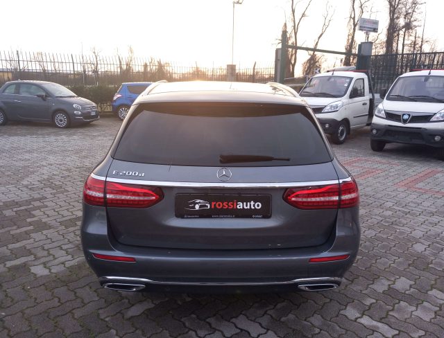 MERCEDES-BENZ E 200 usata, con Alzacristalli elettrici