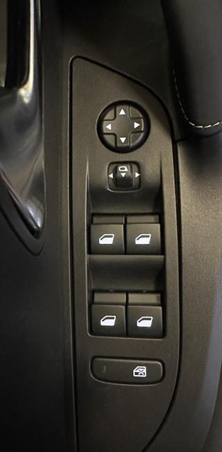 PEUGEOT 2008 usata, con Sedile posteriore sdoppiato