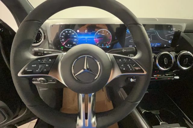 MERCEDES-BENZ GLA 200 usata, con Fari LED