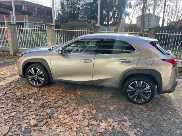LEXUS UX 250h usata, con Autoradio