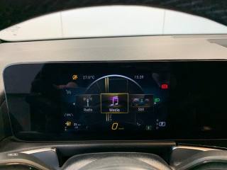 MERCEDES-BENZ GLB 180 usata, con Autoradio digitale