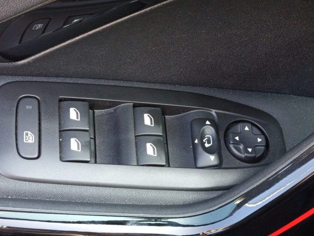 PEUGEOT 2008 usata, con Controllo automatico clima