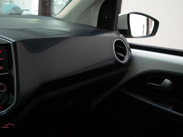 VOLKSWAGEN up! usata 32