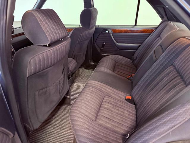 MERCEDES-BENZ E 220 usata, con Bracciolo