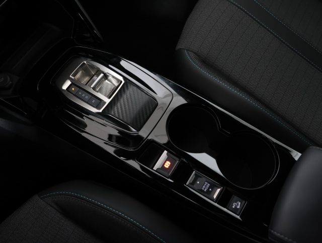 PEUGEOT 2008 usata, con Autoradio digitale