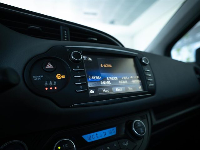 TOYOTA Yaris usata, con Fari LED