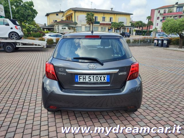 TOYOTA Yaris usata 32