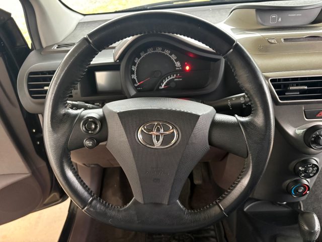 TOYOTA iQ usata, con USB