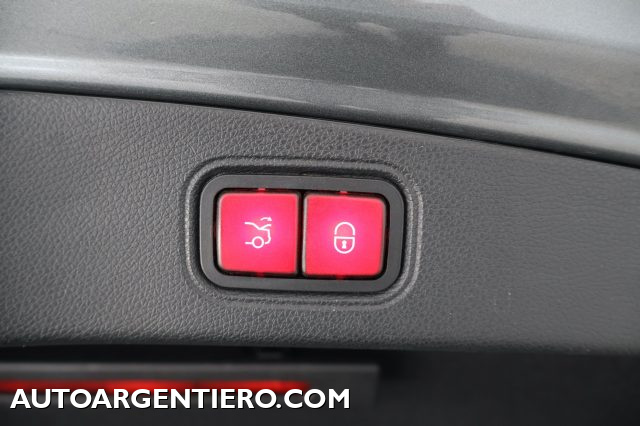 MERCEDES-BENZ E 220 usata, con Fari direzionali