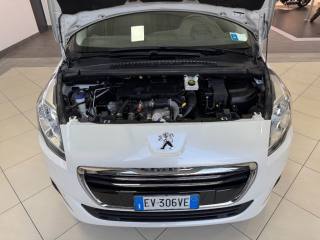 PEUGEOT 5008 usata, con Sensori di parcheggio anteriori