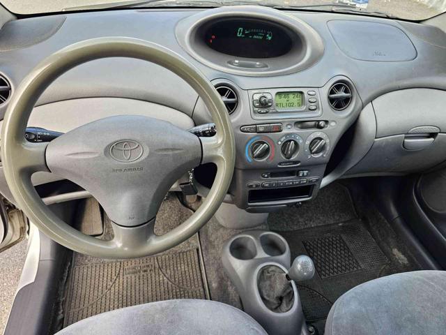 TOYOTA Yaris usata 11