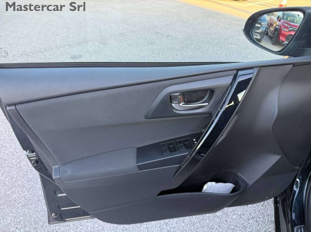 TOYOTA Auris usata, con Park Distance Control
