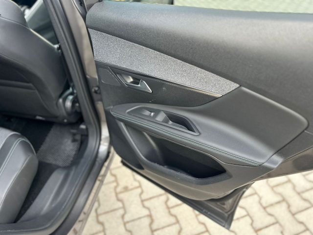 PEUGEOT 3008 usata, con Leve al volante