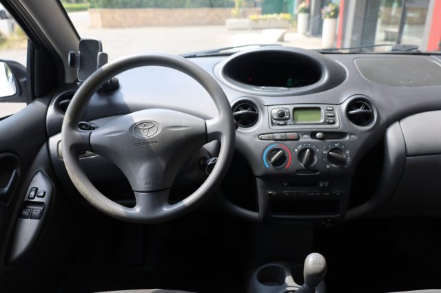 TOYOTA Yaris usata 21