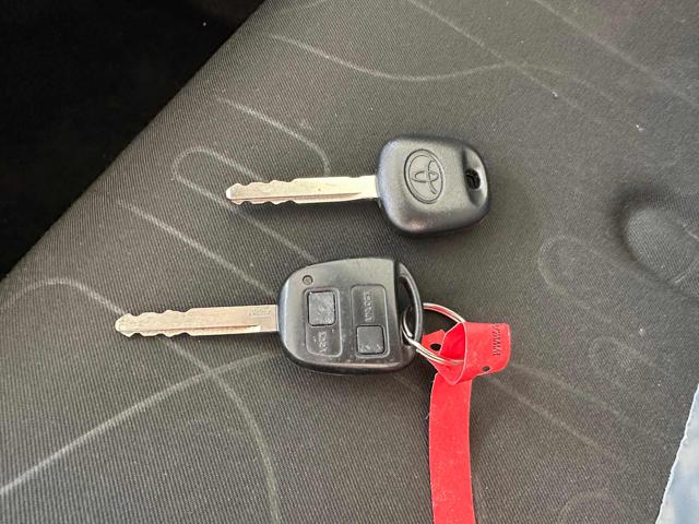 TOYOTA Yaris usata 33