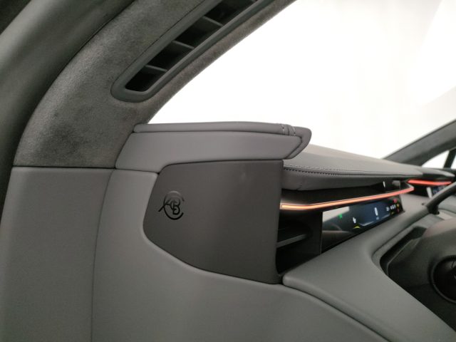 LOTUS Emeya usata, con Fari LED