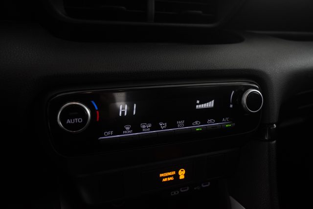 TOYOTA Yaris usata 8