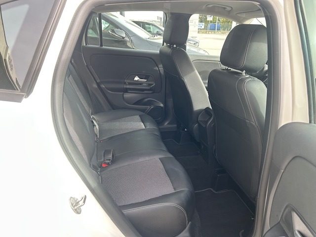 MERCEDES-BENZ GLA 180 usata, con Controllo automatico clima