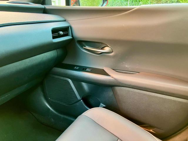 LEXUS UX 250h usata, con Park Distance Control