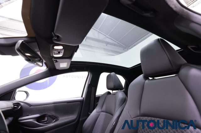 TOYOTA Yaris usata, con Fari LED