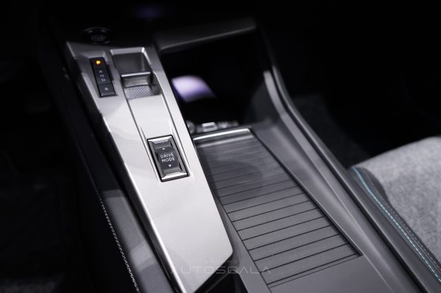 PEUGEOT 408 usata, con Sensori di parcheggio posteriori