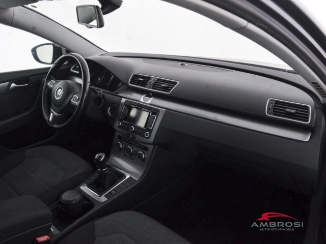 VOLKSWAGEN Passat usata 11