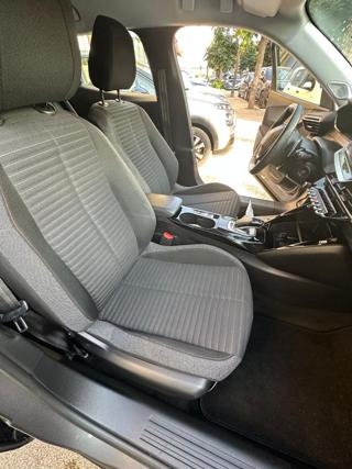PEUGEOT 2008 usata, con Leve al volante