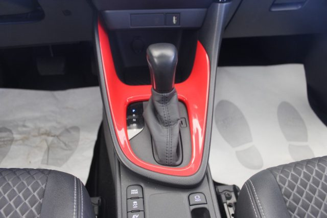TOYOTA Yaris usata, con Fari LED