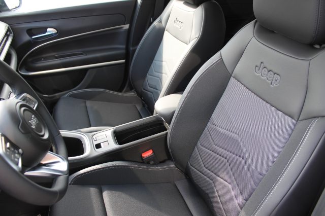 JEEP Avenger usata, con USB
