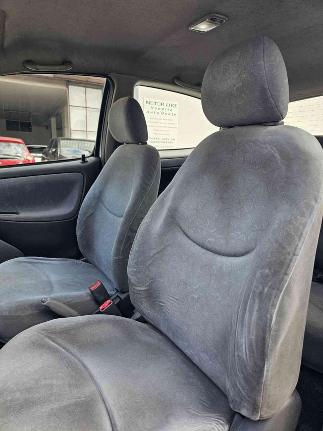 TOYOTA Yaris usata, con Specchietti laterali elettrici