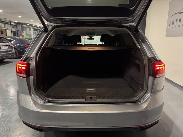VOLKSWAGEN Passat Variant usata, con Portellone posteriore elettrico