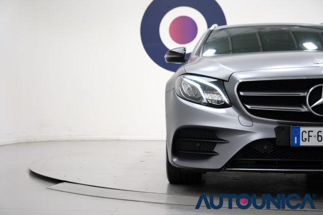 MERCEDES-BENZ E 220 usata, con Sistema di parcheggio automatico