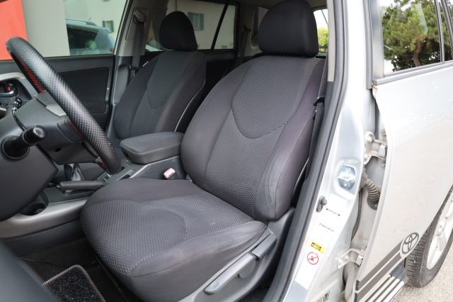 TOYOTA RAV 4 usata, con Autoradio