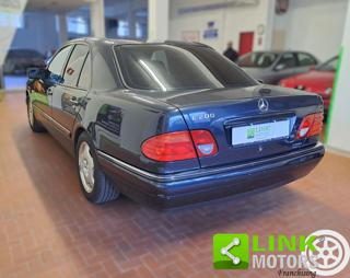 MERCEDES-BENZ E 200 usata, con Alzacristalli elettrici