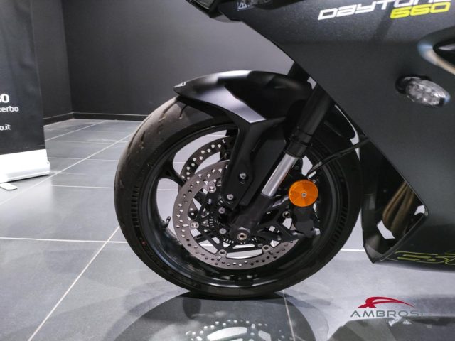 TRIUMPH Daytona 660 usata 12